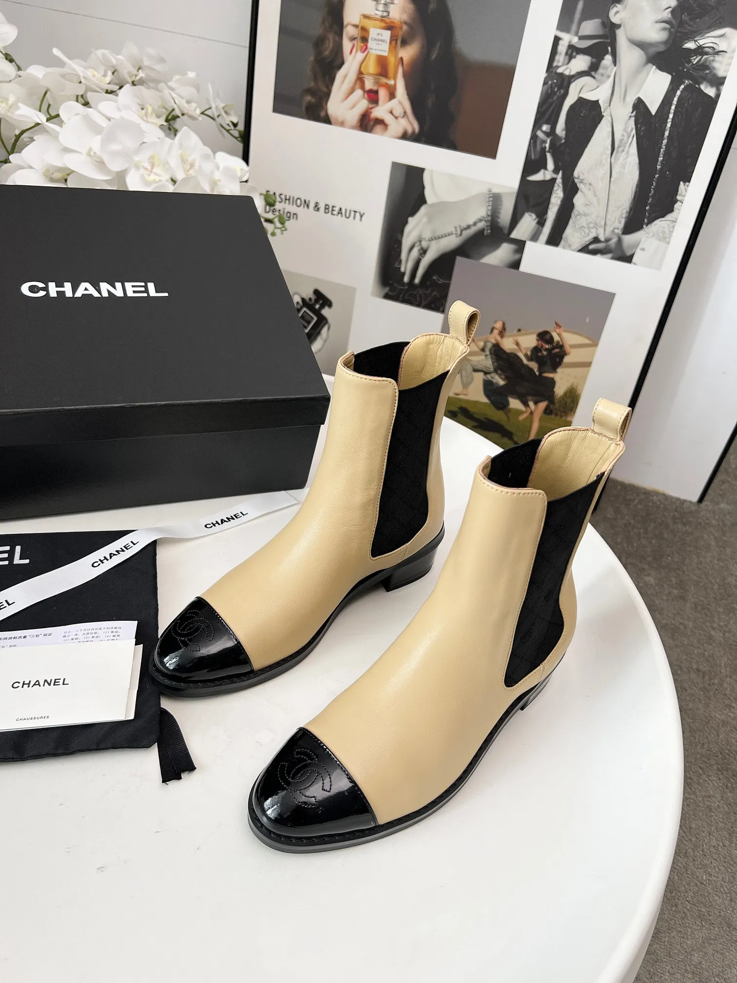 👟👟Ex-factory price 580👟👟 2025CHANEL These Chanel boots are amazing✨ Classic color matching, with a sense of high-end, the details of the toe are exquisite, and the fashion is instantly full when you put them on~ The different colors are easy to spot, and you can wear them with skirts and trousers to create a unique grandma style. Whose fashion DNA has touched it, I won’t tell you👀 Own it and you will want to carry the wind with you when you walk. These are fashionable and essential boots 👢 Fabric: cowhide Lining: sheepskin Color: black white apricot Heel height: about 4cm Tube height: 6 inches Size: 5-40 (41 customized)